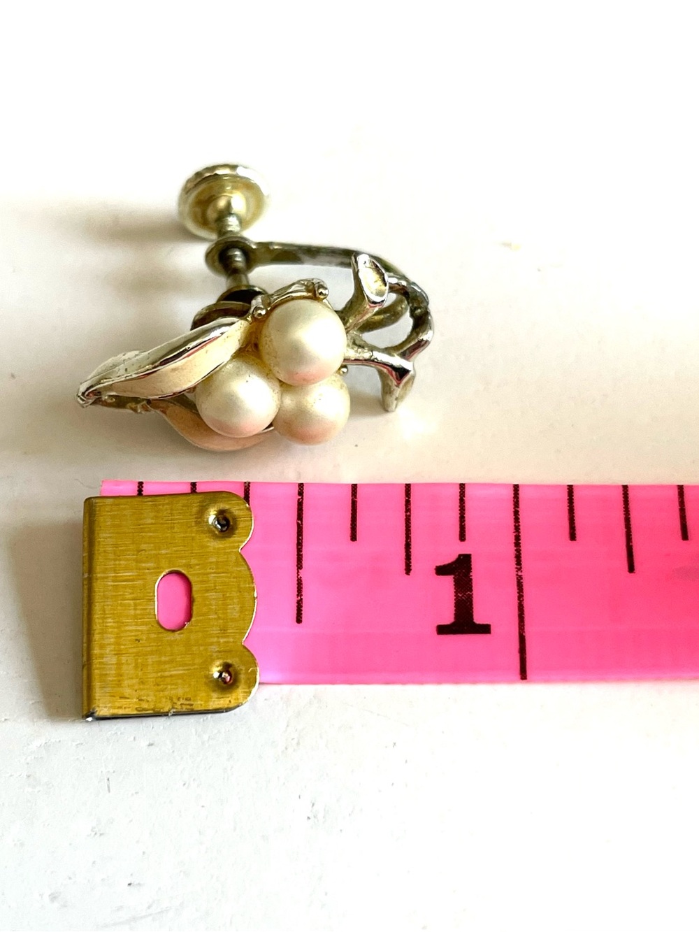 Vintage 1950s Faux Pearl Cluster Screw Back Earrings Silver Tone MCM Retro Chic - Picture 6 of 7